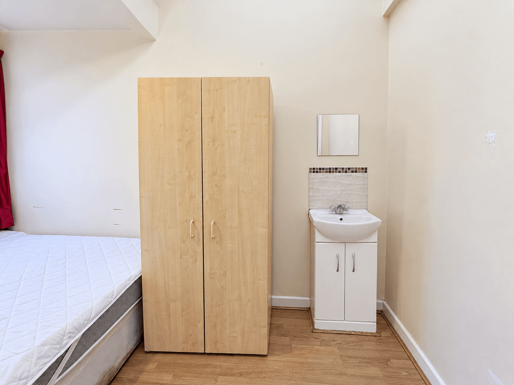 Property photo 3 of 6 Bright, True-To-Life Rental Interior