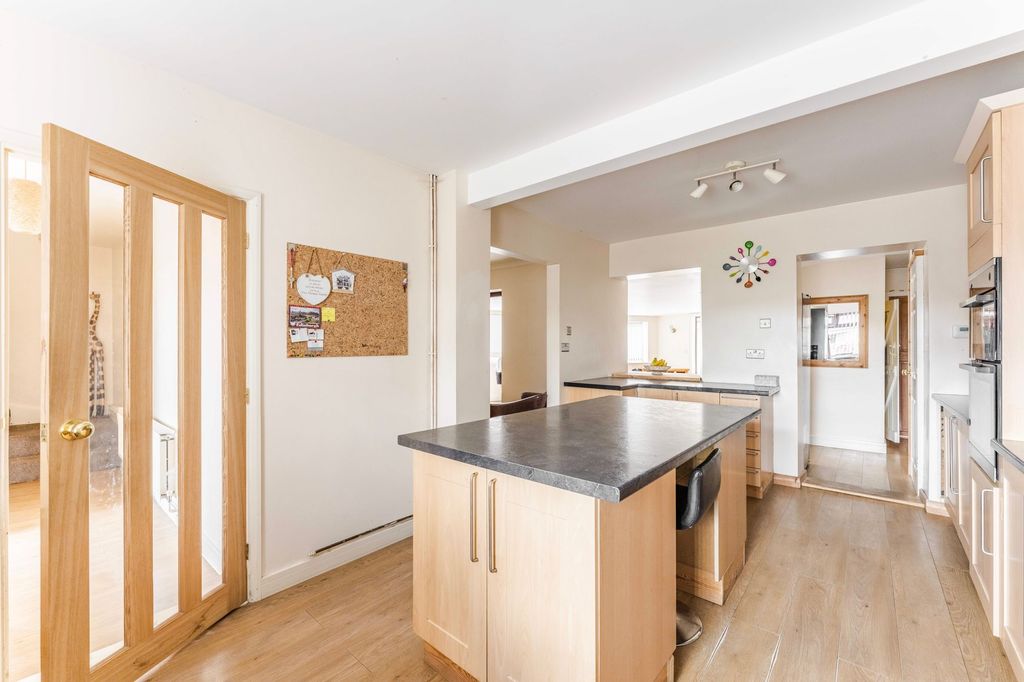 Property photo 2 of 30