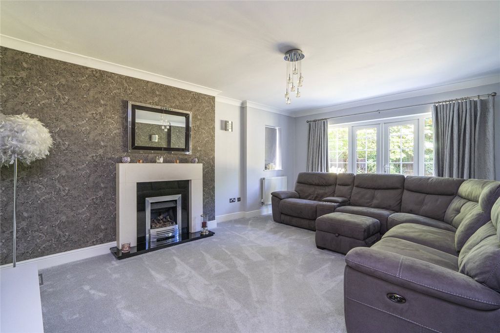 Property photo 2 of 24 Sitting Room