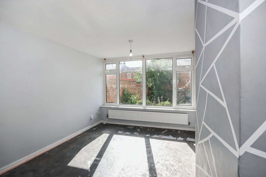 Property photo 3 of 17 20 Garner Court, Huntingdon, Cambridgeshire, Pe29 1Ge