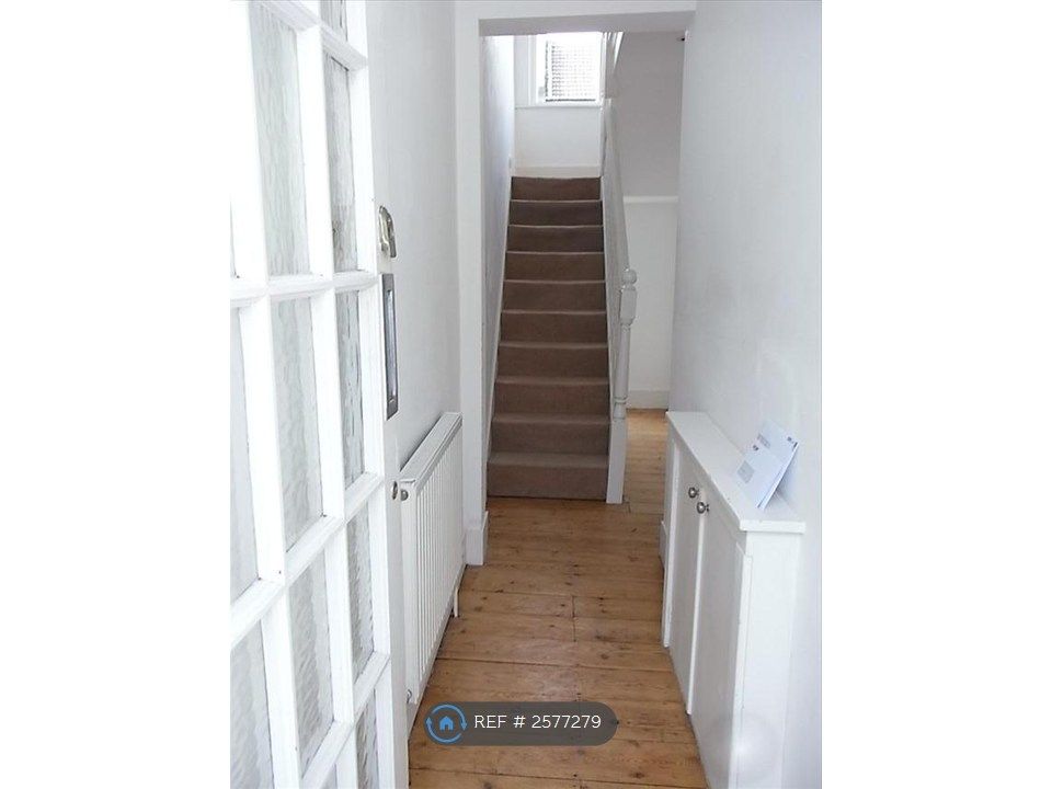 Property photo 2 of 9 Entrance Hall