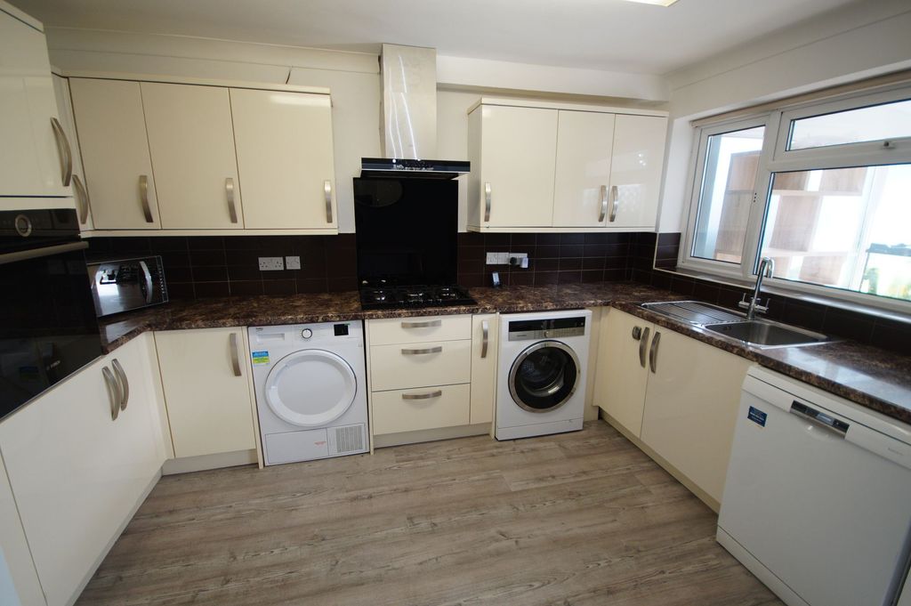 Property photo 3 of 10 Kitchen