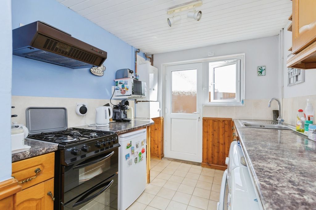 Property photo 3 of 17 Kitchen