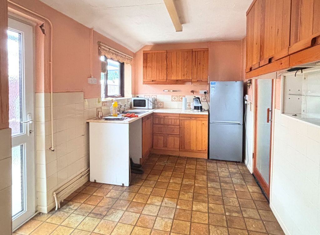 Property photo 3 of 9 Kitchen