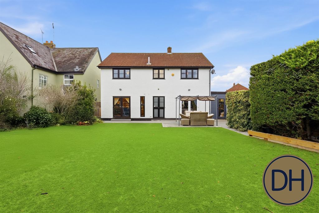 Property photo 3 of 33 New Cottage