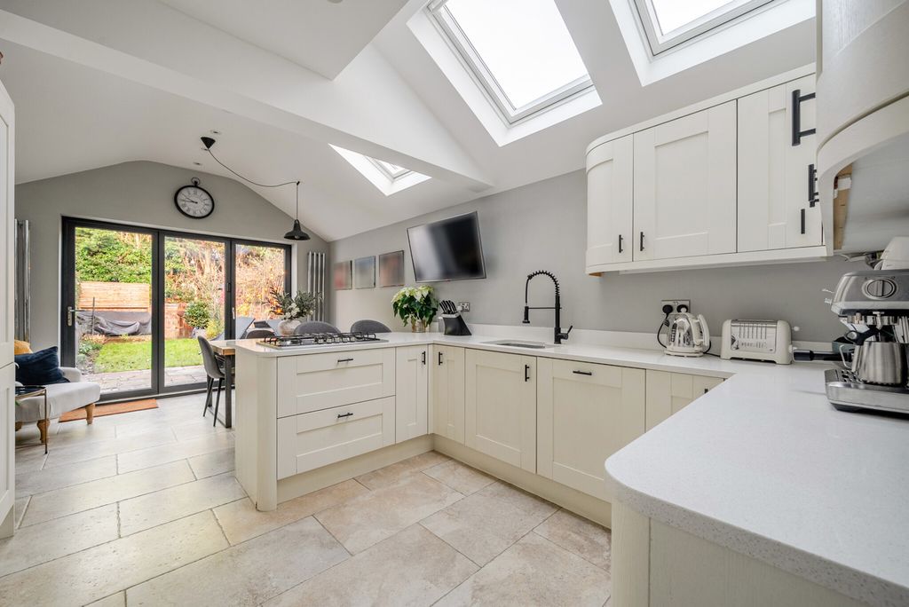 Property photo 2 of 19 1387162-13-694528...