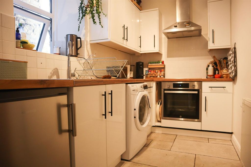 Property photo 3 of 10 Kitchen