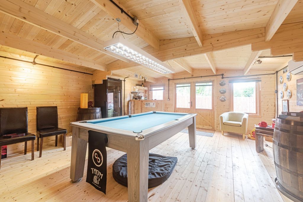 Property photo 2 of 32 Bar And Games Room