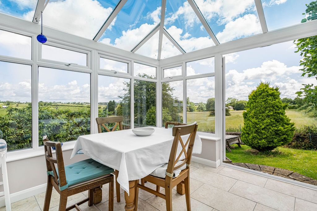 Property photo 3 of 25 Conservatory