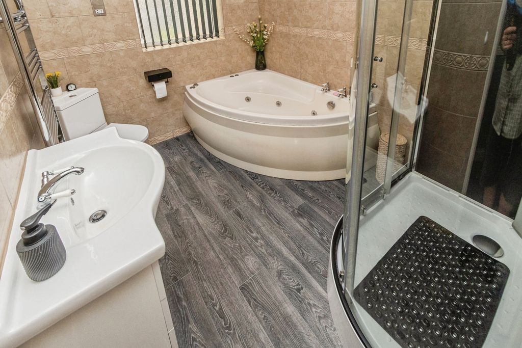 Property photo 3 of 20 Bathroom