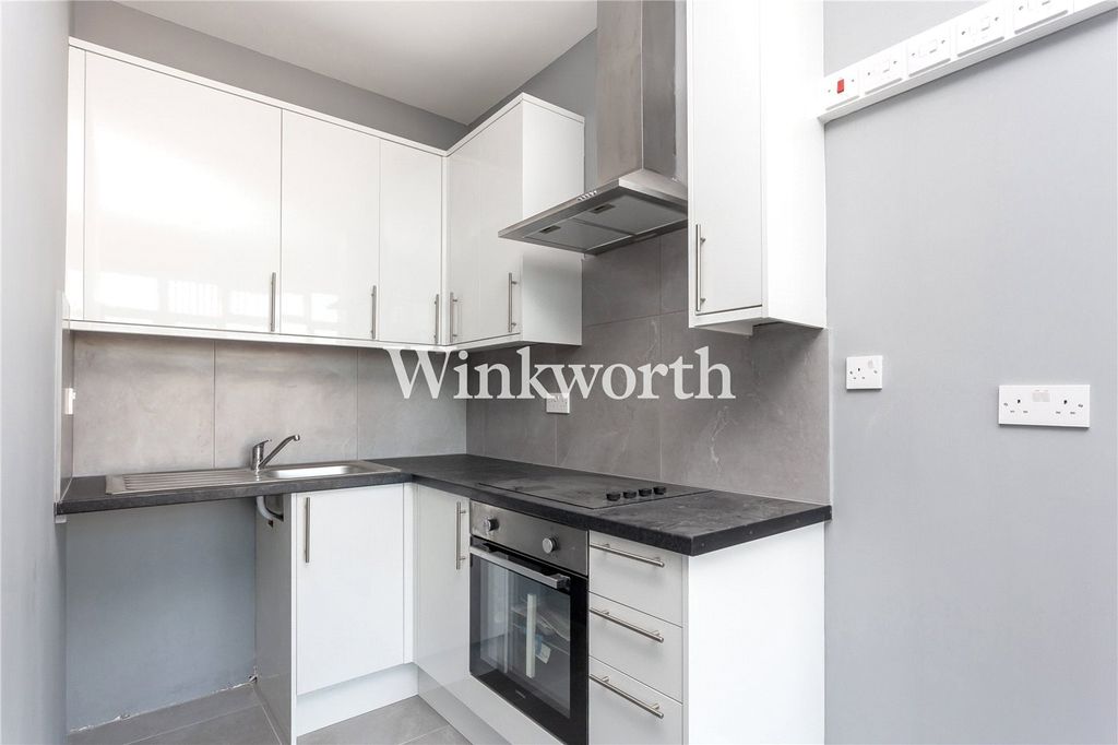 Property photo 2 of 6 Fitted Kitchen