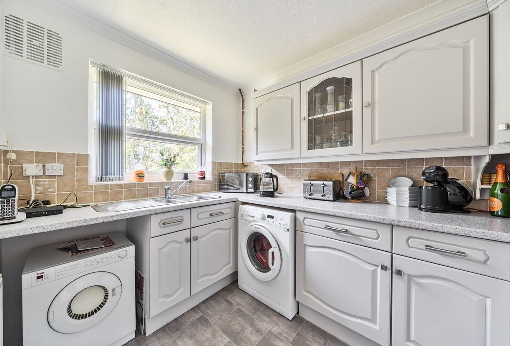 Property photo 3 of 13 1336431-10-689B4B...