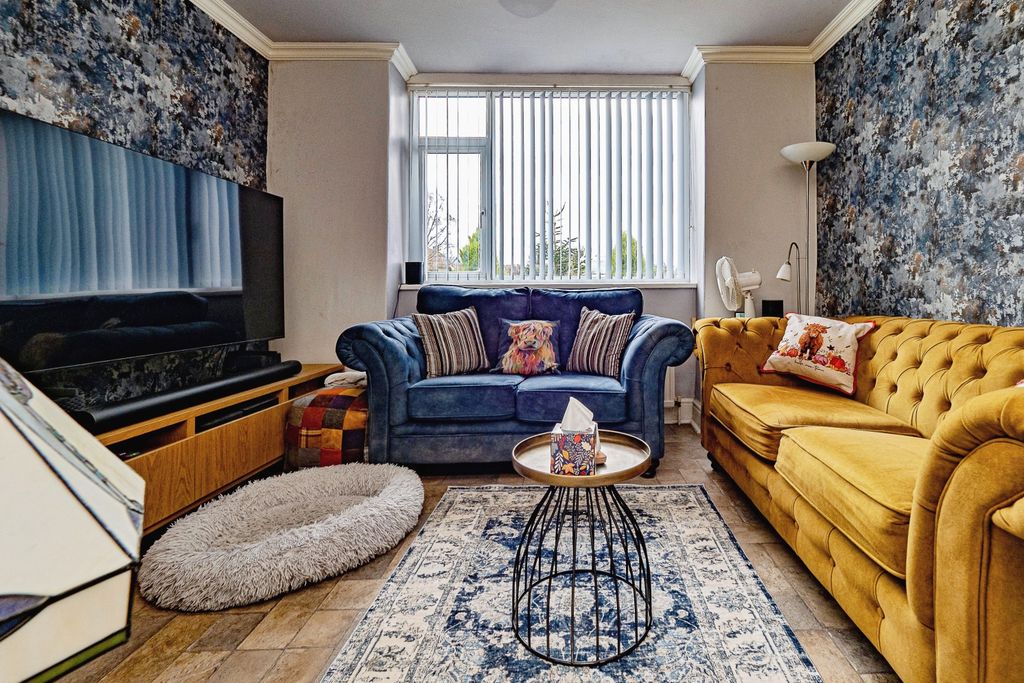 Property photo 3 of 15 Lounge