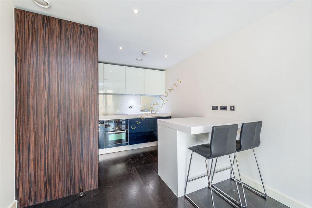 Property photo 2 of 10 Kitchen