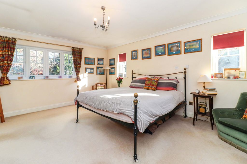 5 bed detached house for saleThe Birches, Beaconsfield, Buckinghamshire HP9 photo 4