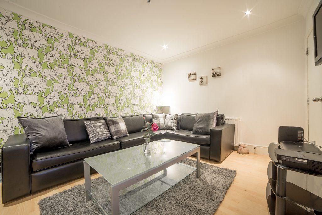 Property photo 1 of 2 Bright, Modern Living Room With Comfortable Leathe...