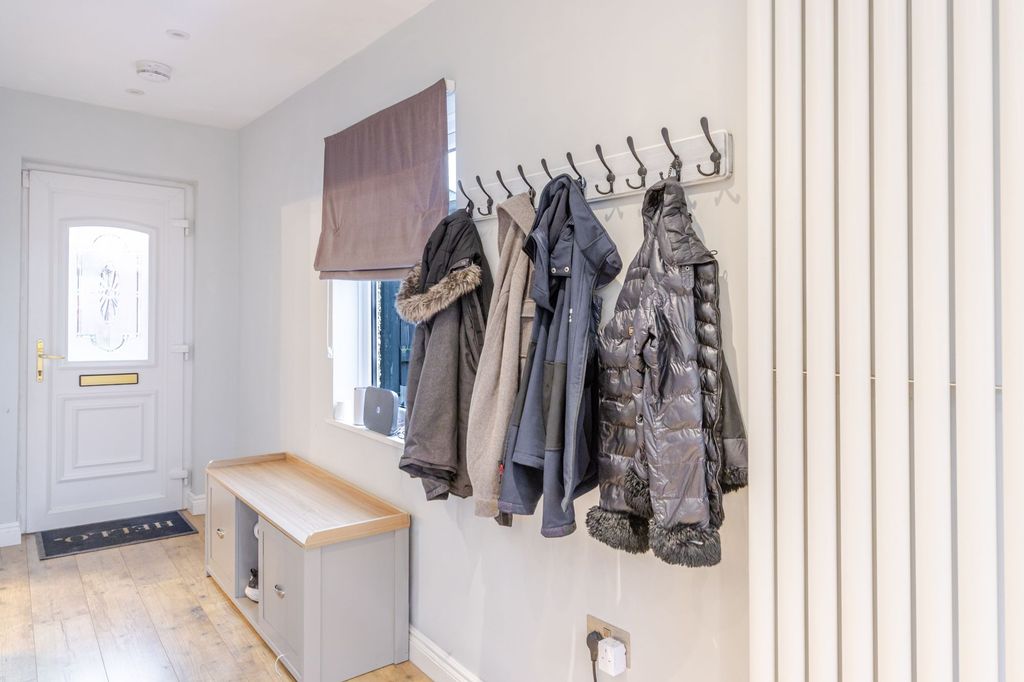 Property photo 3 of 19 Entrance Hall