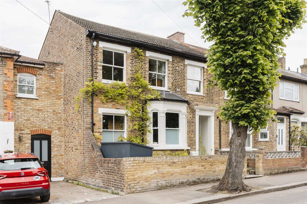 Property photo 1 of 46 Grosvenor Park Road, E17