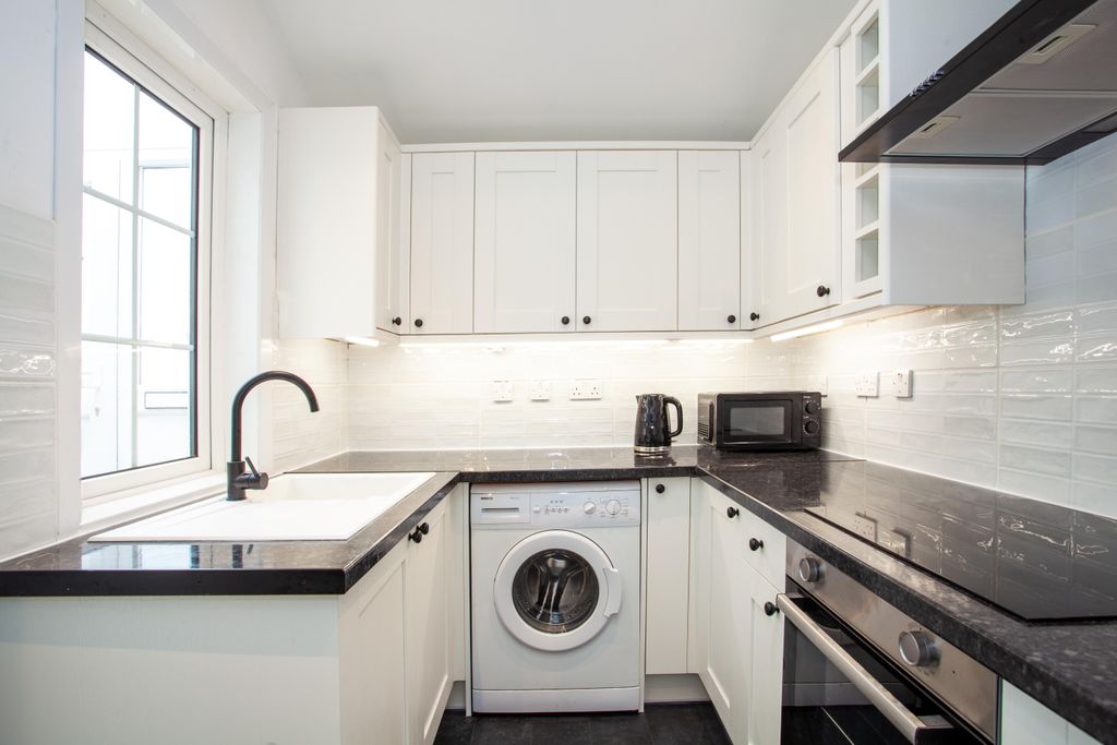Property photo 3 of 12 Kitchen