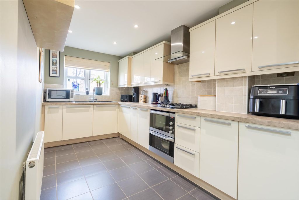 Property photo 3 of 12 Kitchen