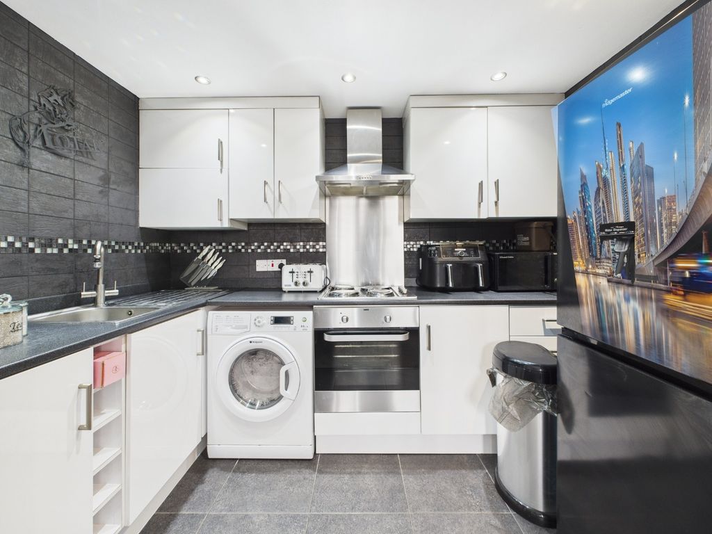 Property photo 2 of 15 4537512