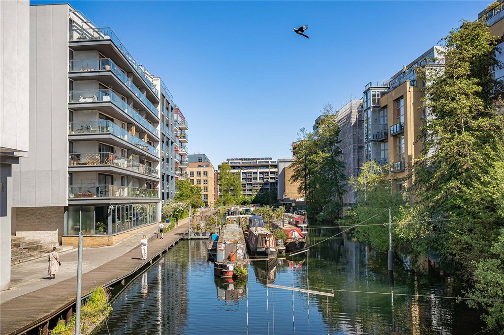 Property photo 3 of 18 Canal
