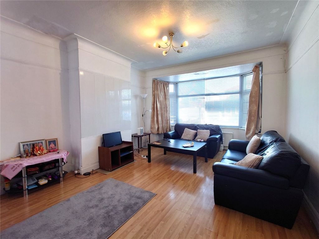 Property photo 3 of 12 Lounge