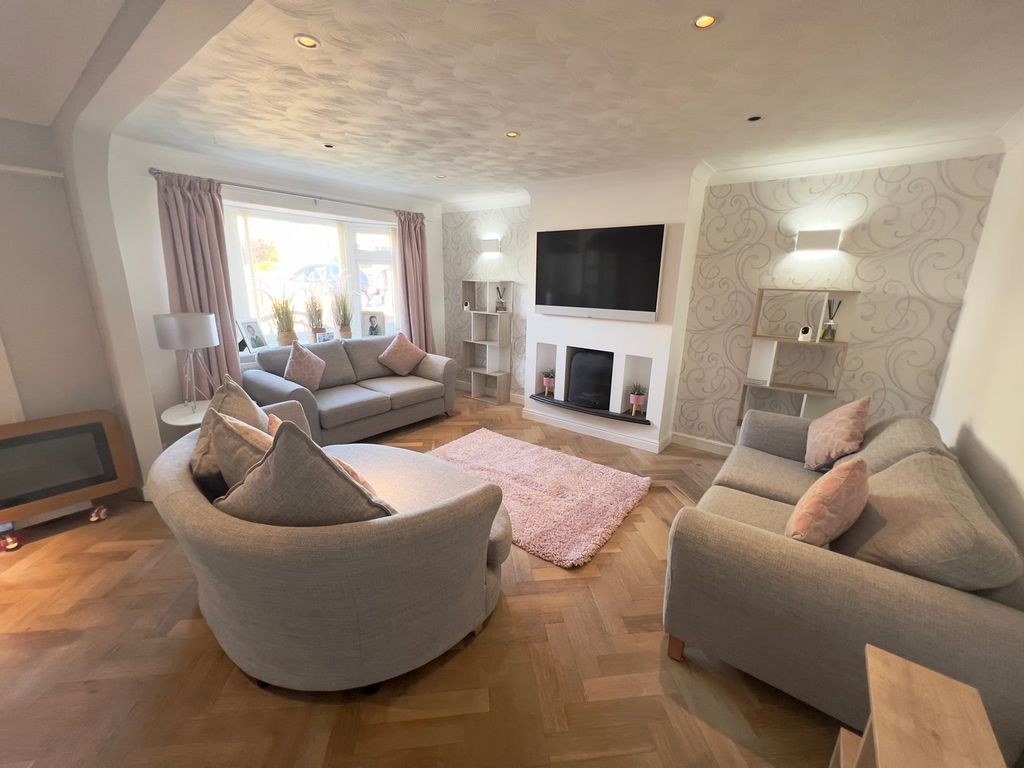 Property photo 2 of 32