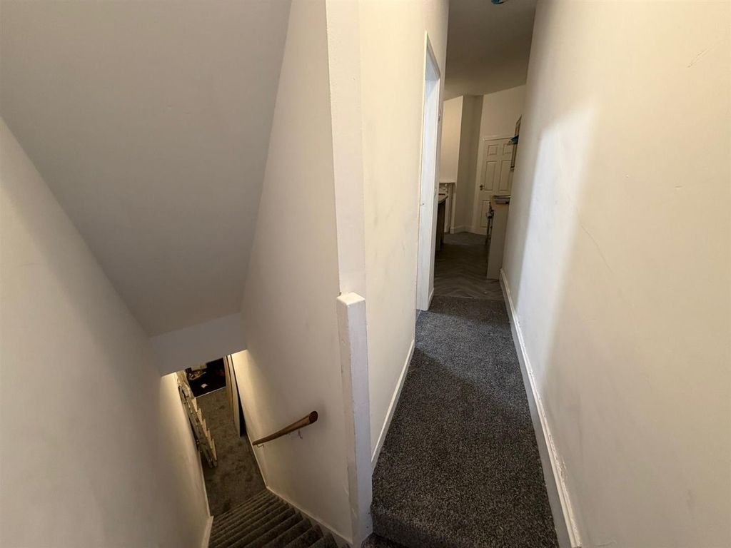 Property photo 3 of 10 Hallway .Jpeg