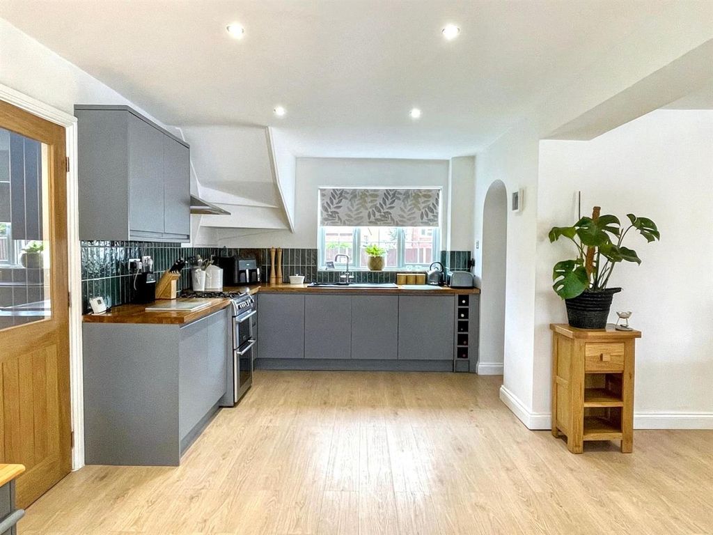 Property photo 3 of 33 Kitchen