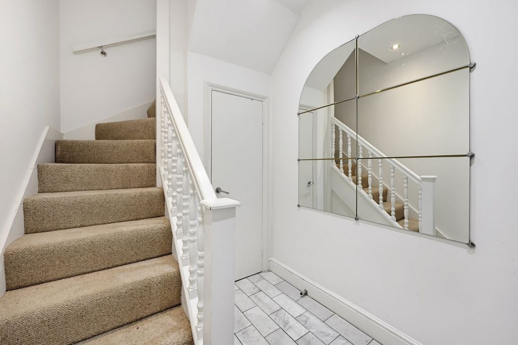Property photo 2 of 18 Entrance