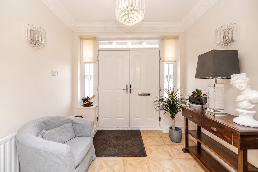 Property photo 3 of 45 Entrance Hall