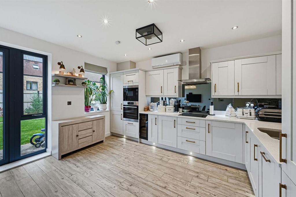 Property photo 3 of 25 Whattington Road,7 -29.Jpg