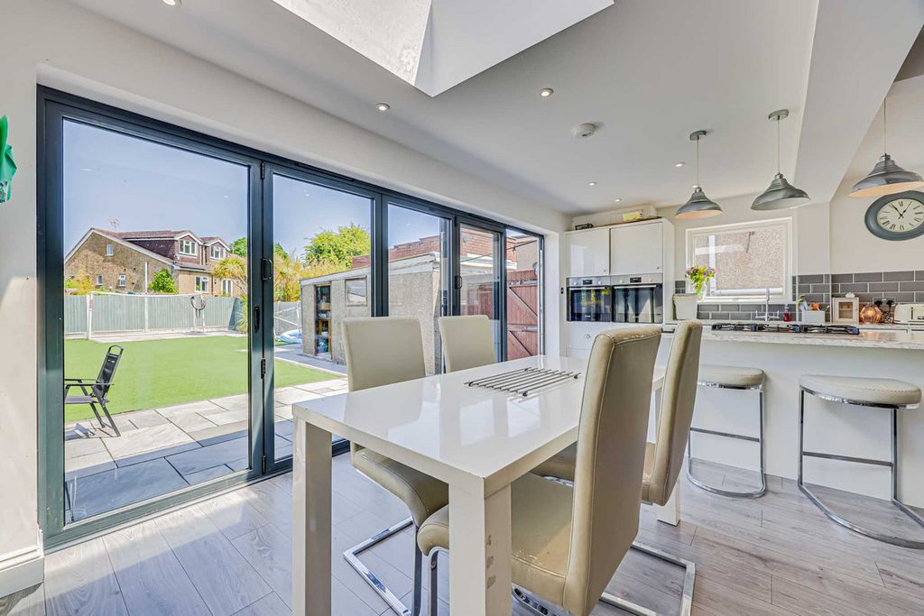 Property photo 2 of 33