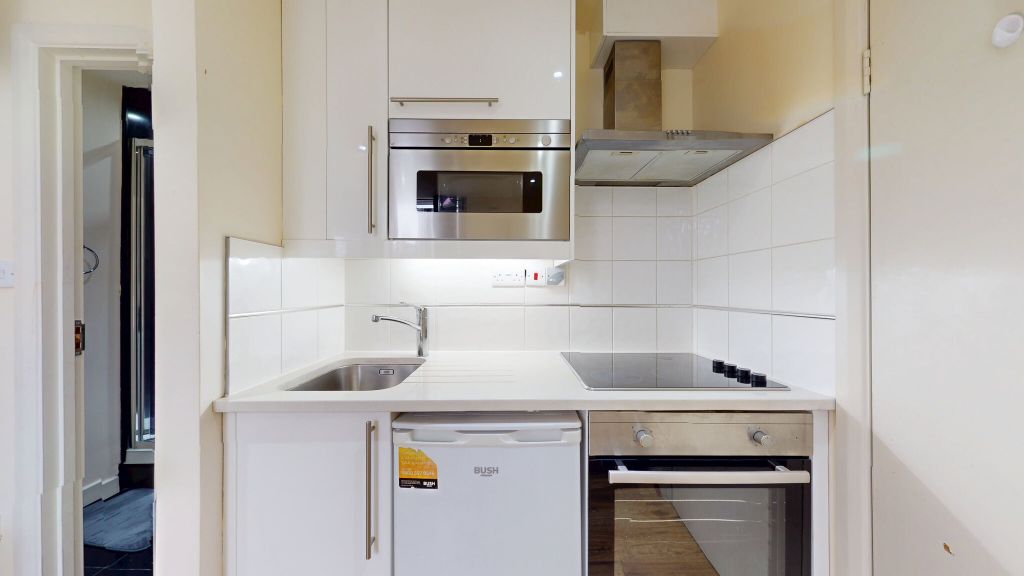 Property photo 2 of 8 Kitchen