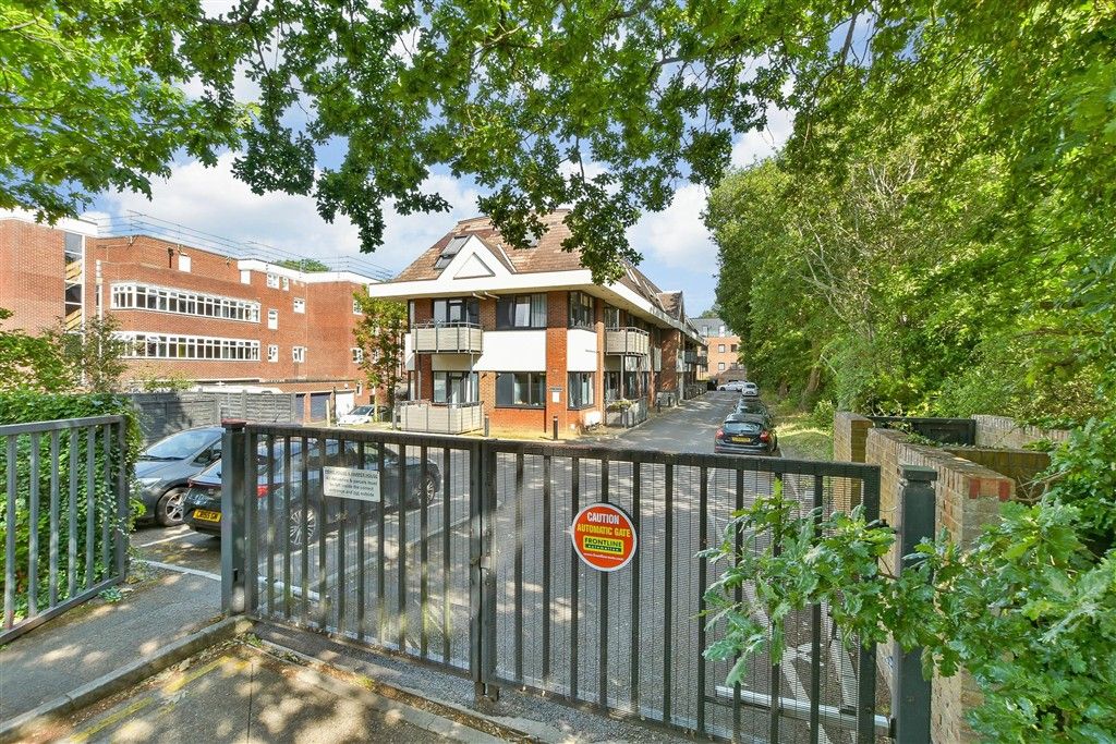 Property photo 3 of 10 Driveway/Parking