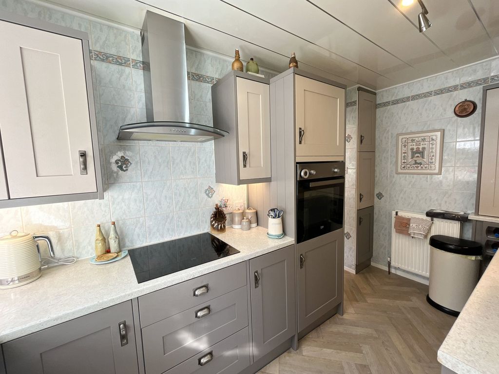 Property photo 3 of 12 Kitchen