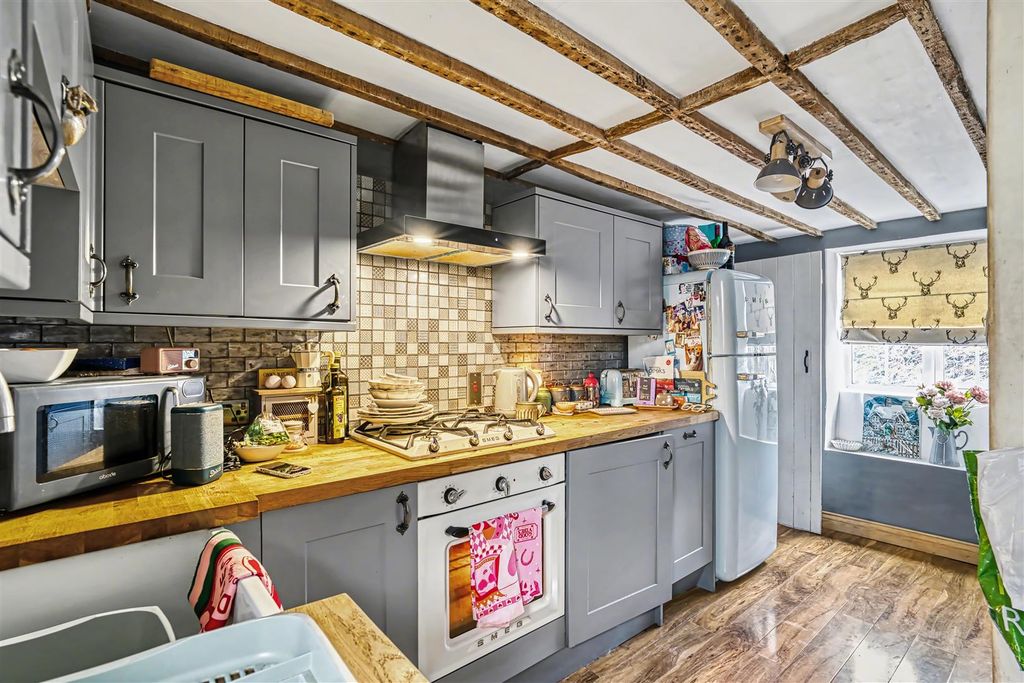 Property photo 2 of 10 Kitchen