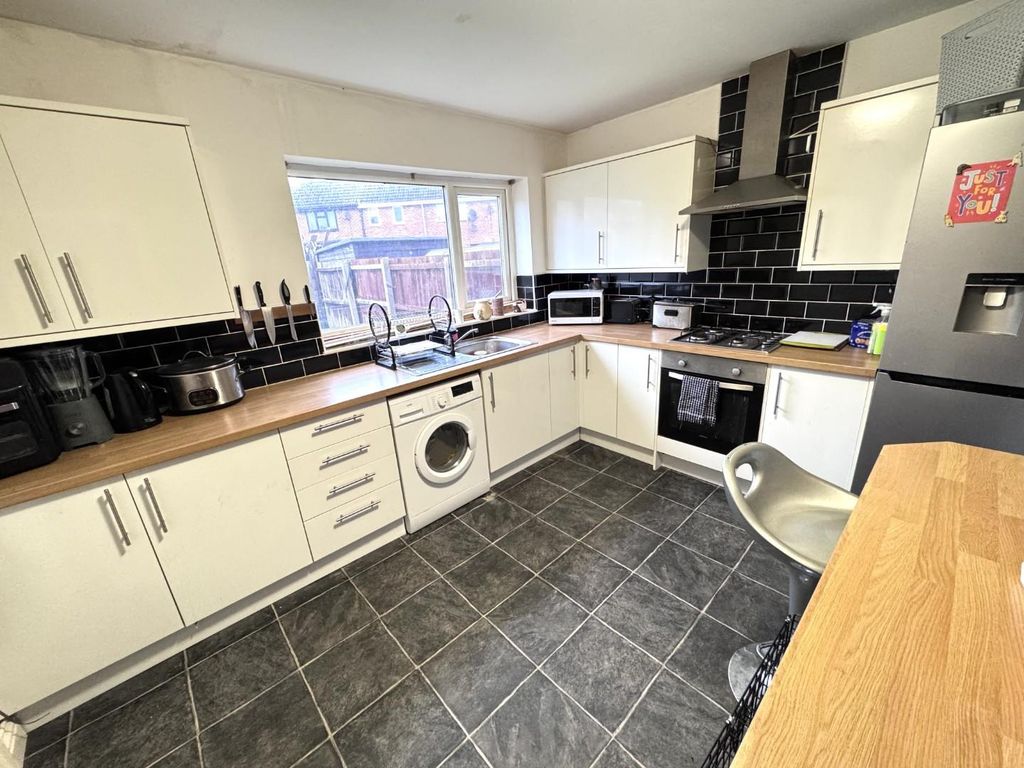 Property photo 3 of 9 Kitchen