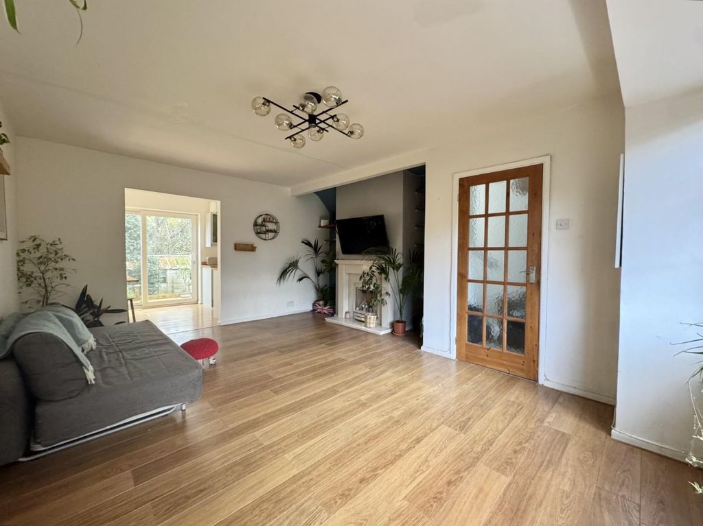 Property photo 2 of 13 Lounge.Jpg