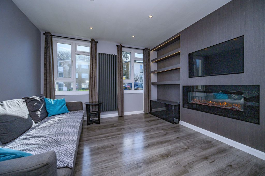 Property photo 3 of 14 Living Room