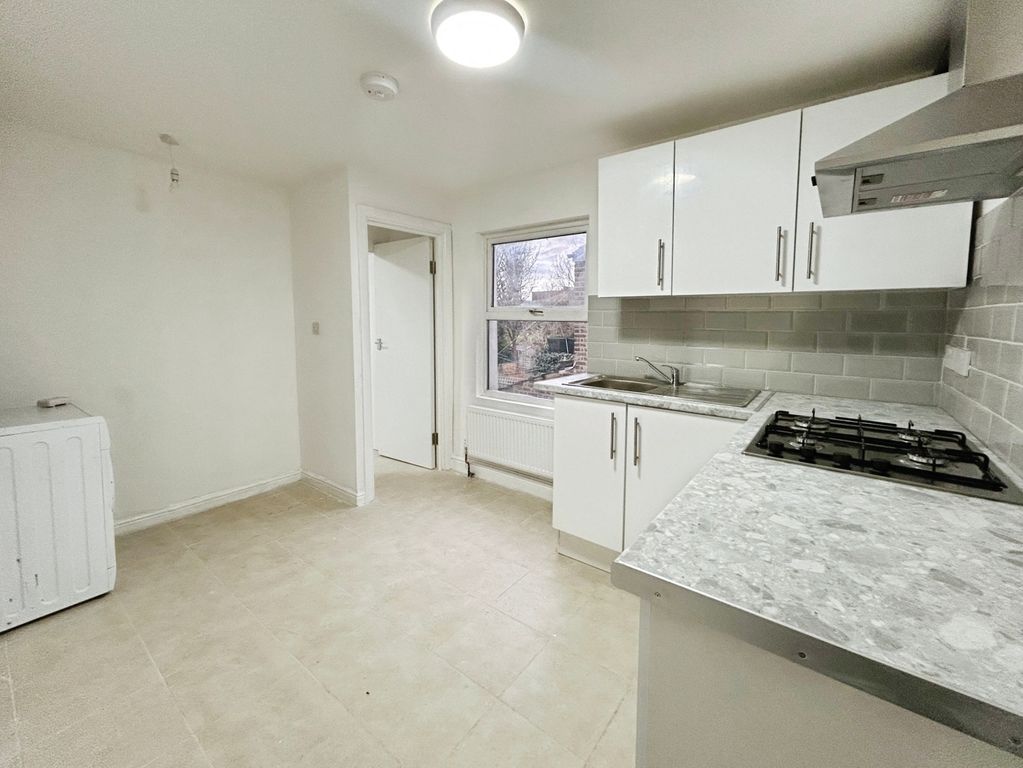 Property photo 1 of 9 Kitchen 3