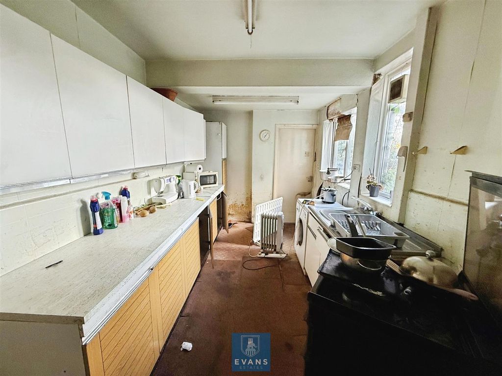 Property photo 2 of 6 Kitchen