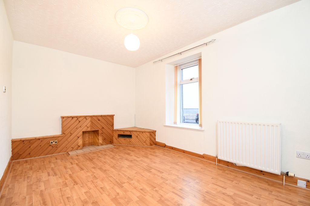 Property photo 3 of 12 Lounge