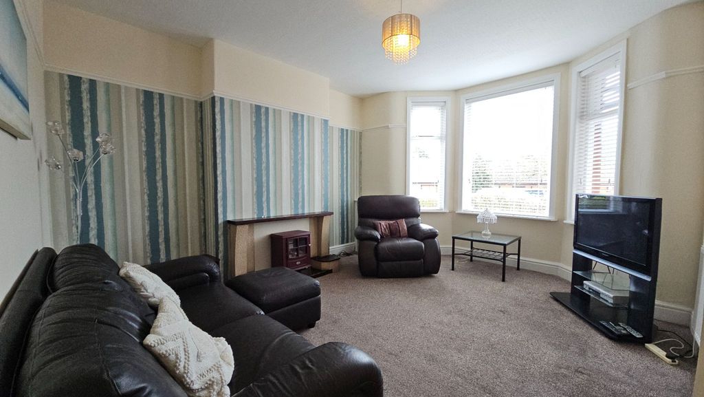 Property photo 1 of 12 Lounge