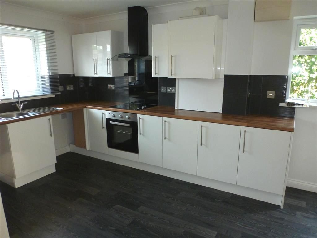 Property photo 2 of 12 Kitchen
