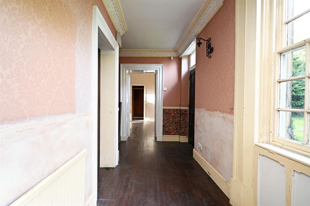 Property photo 3 of 33 Entrance Hallway