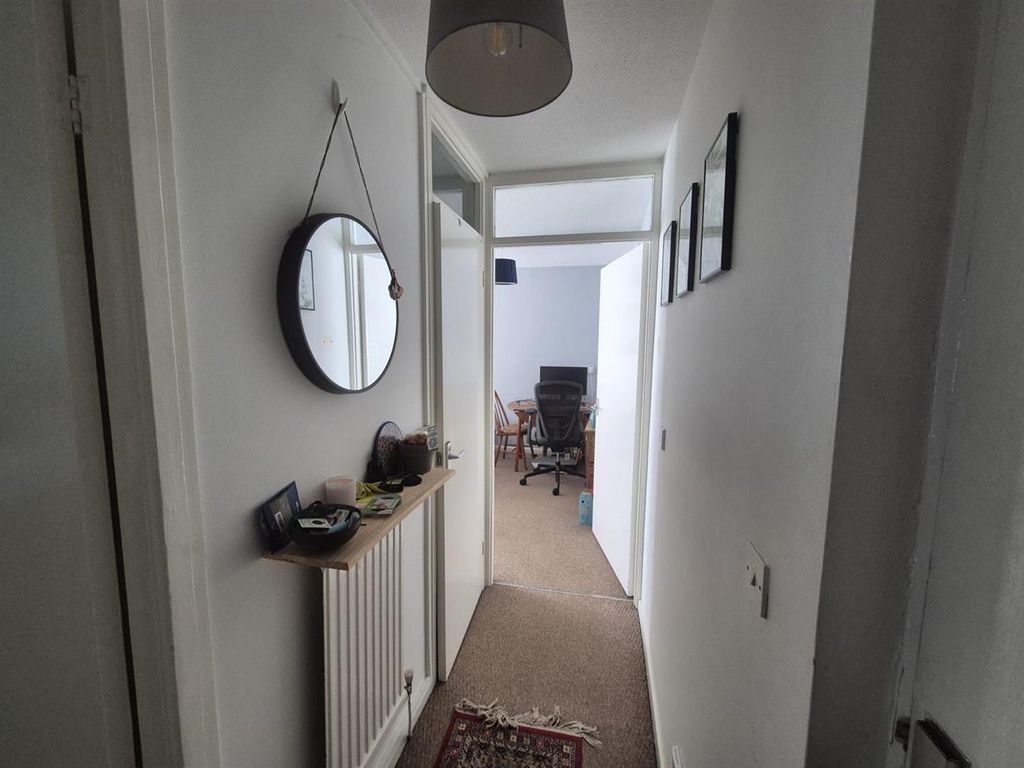 Property photo 2 of 6 Hallway