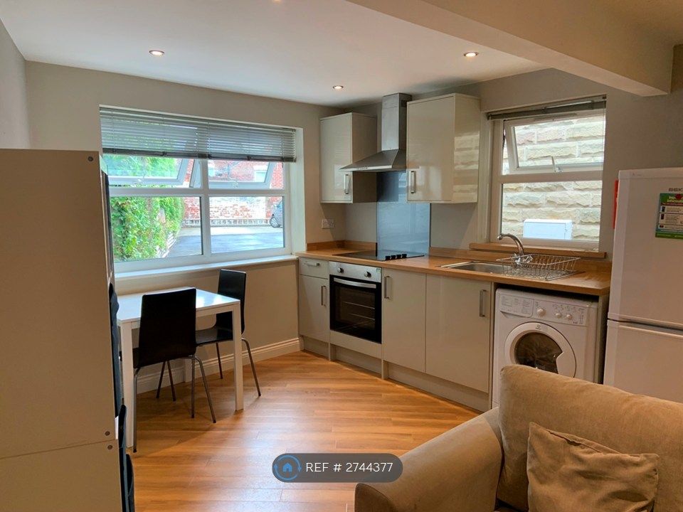 Property photo 2 of 11 Kitchen