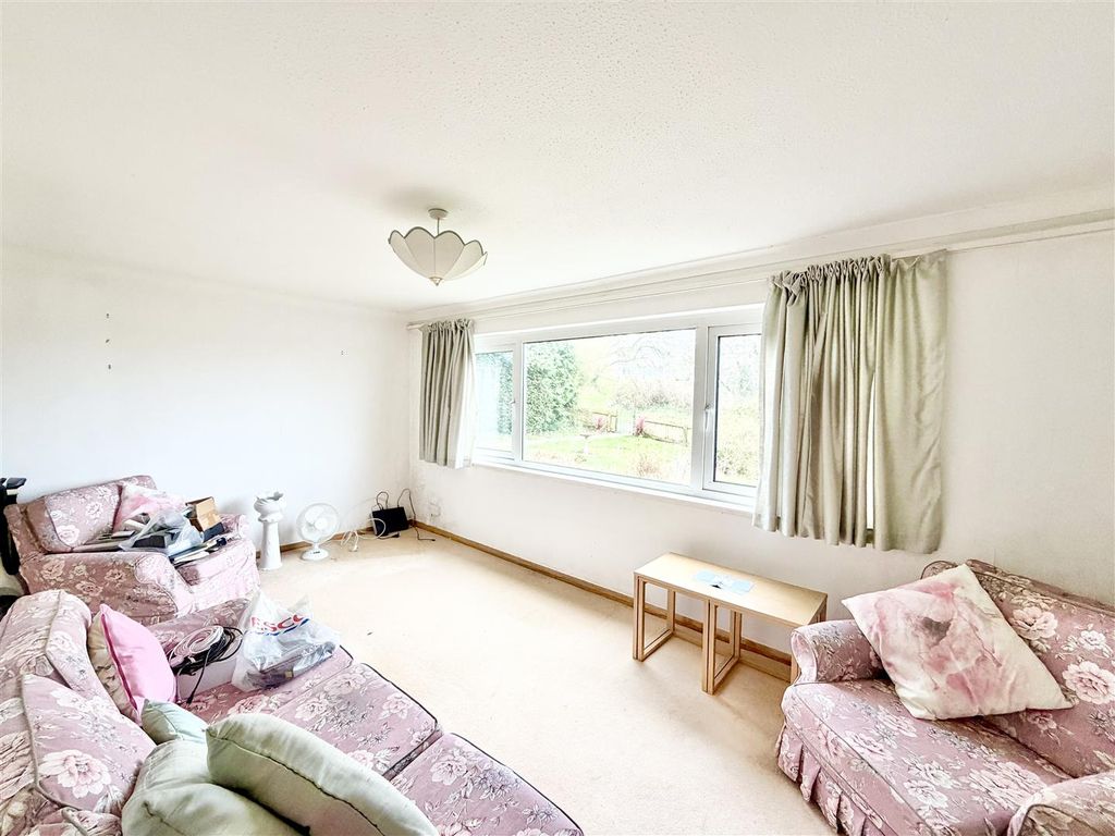 Property photo 3 of 12 Lounge